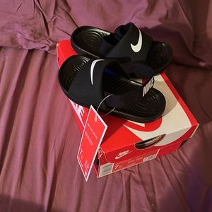 Brand New Nike slippers for toddlers size 7